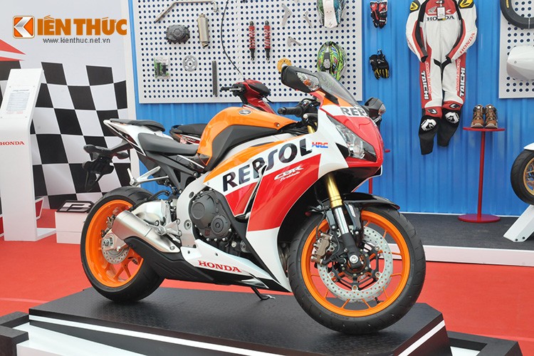 Chiếc  siêu môtô Honda CBR1000RR Repsol phiên bản đặc biệt 2015 được Honda Việt Nam trưng bày tại Đà Nẵng mang phong cách thiết kế của bản đua motoGP RC213V của đội đua Repsol Honda. 